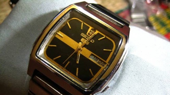 Đồng hồ Seiko 5 mặt vuông chặt góc