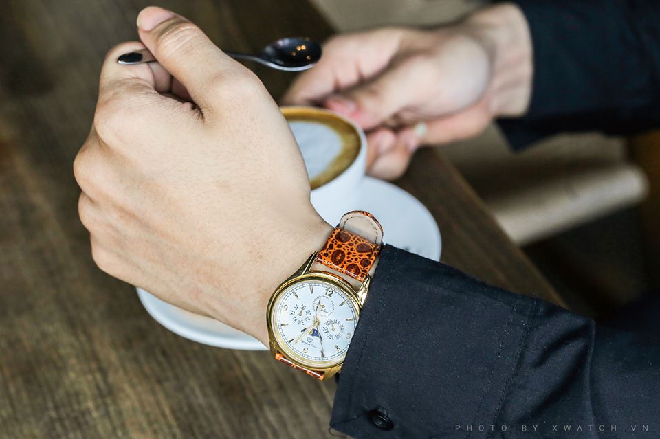 Trả lời câu hỏi: Có nên mua đồng hồ đeo tay quai da?