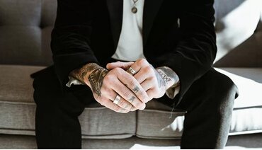 Giải mã ý nghĩa đeo nhẫn các ngón tay của nam giới không phải ai cũng biết