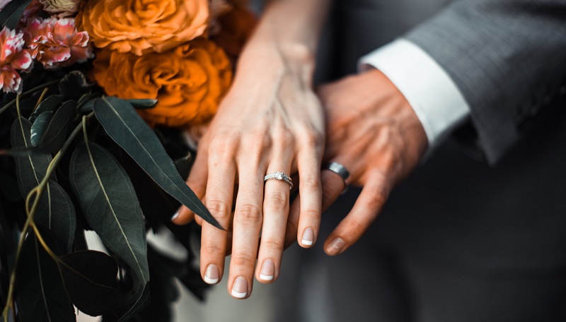 Ý nghĩa của nhẫn cưới trong hôn nhân là gì? Nhẫn cưới đeo tay nào? Giá bao nhiêu?