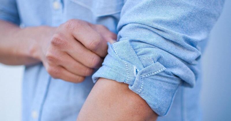 7 cách xắn tay áo sơ mi nam giúp chàng “Manly & Bảnh” như sao Hàn ở nơi làm việc