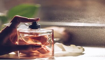 Tổng hợp cách xịt nước hoa đúng cách giúp lưu hương lâu suốt 24h