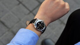 Cổ tay nhỏ nên đeo đồng hồ mặt vuông hay mặt tròn?