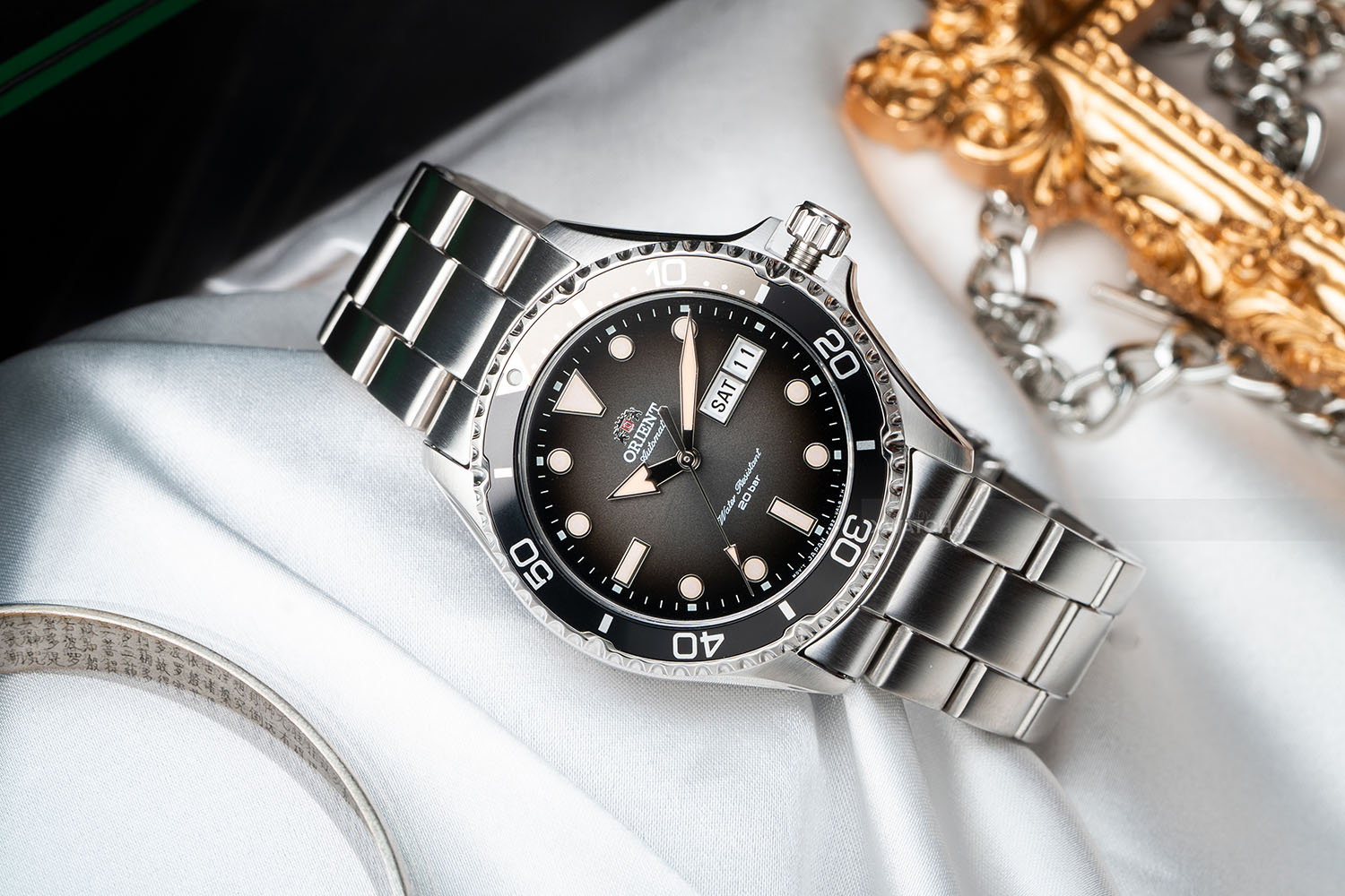 Orient RA-AA0810N19B Lịch Thứ, Ngày