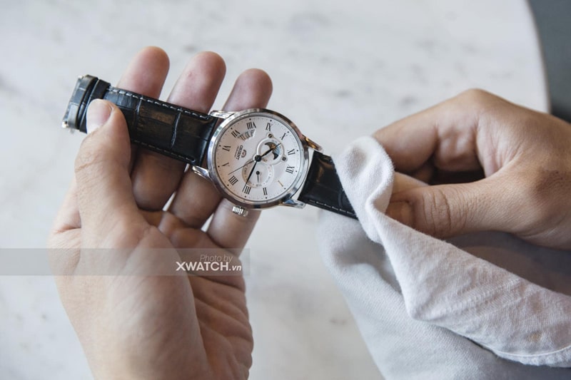 Khử mùi hôi cho dây da đồng hồ