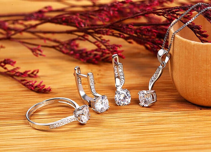 Chọn quà tặng bạn gái mới quen