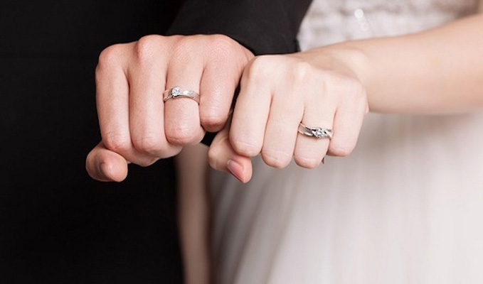 Các cặp đôi thường đeo nhẫn cưới tay nào?