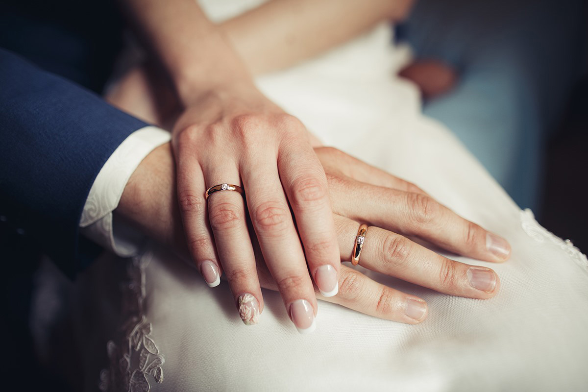 Phụ nữ đeo nhẫn cưới tay nào