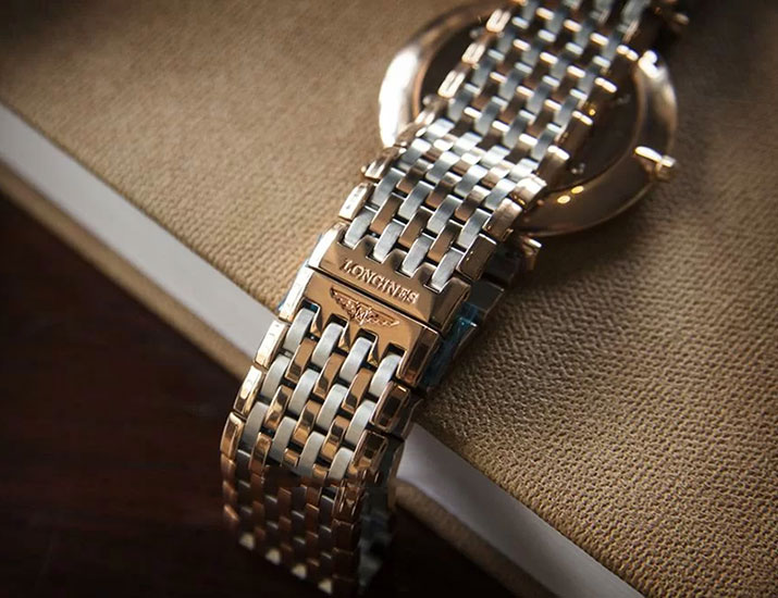 Vệ sinh đồng hồ mạ vàng bị cũ và đen