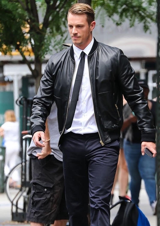 Phối hợp áo khoác bomber với áo sơ mi