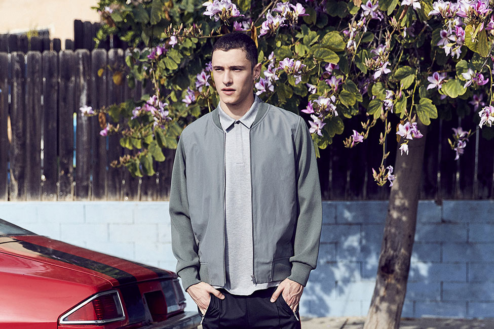 Mix áo khoác bomber với áo phông có cổ