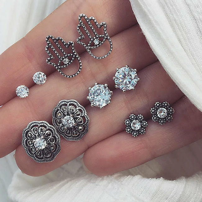 Khuyên tai nữ màu bạc đính đá