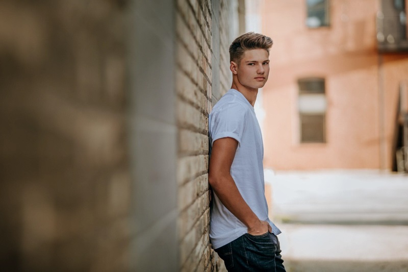 Tạo dáng nghiêng người