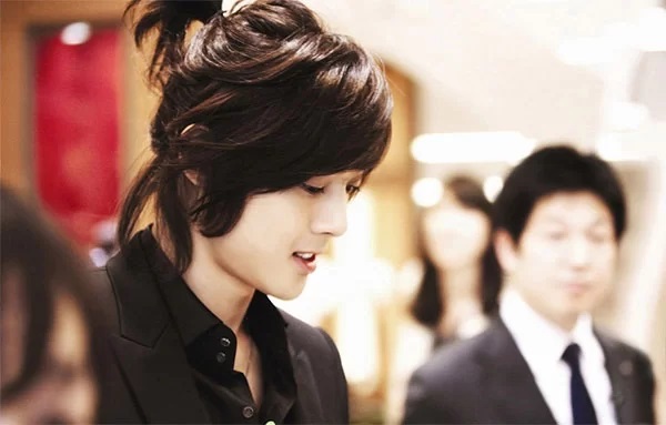 Đặc trưng của kiểu tóc nam dài mái xéo Hàn Quốc đó là phần đuôi tóc được tỉa mỏng