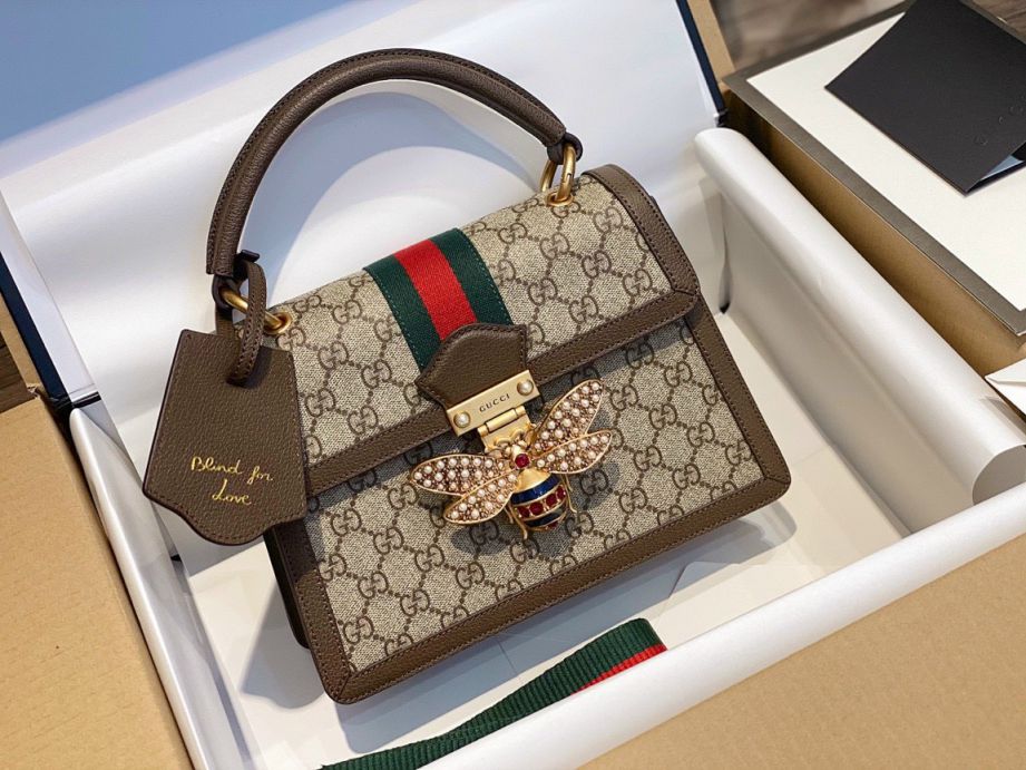 Túi xách cũng được các chị em rất ưa thích