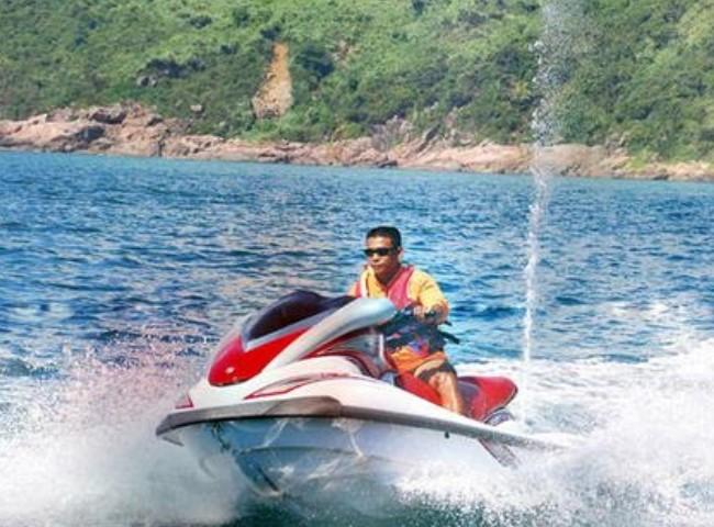 Chụp ảnh với moto nước