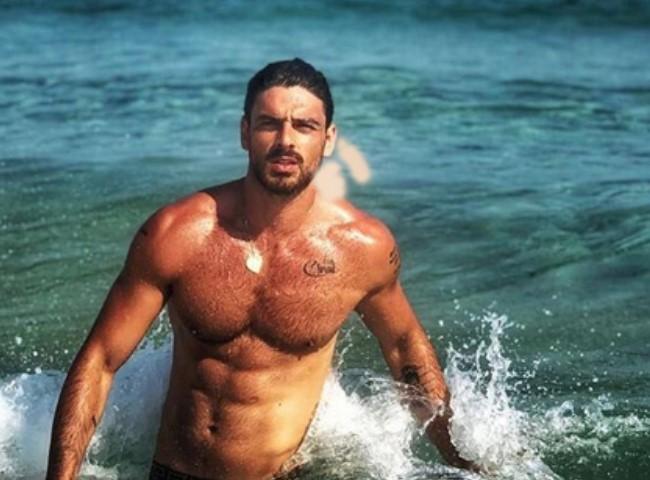 Pose dáng siêu cuốn ở biển cho chàng