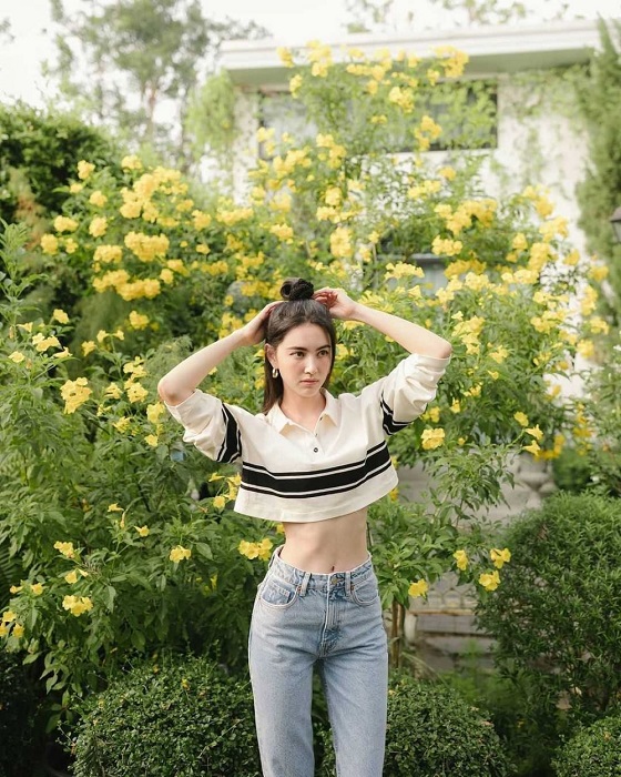 Mix áo croptop tay dài form rộng với quần jean
