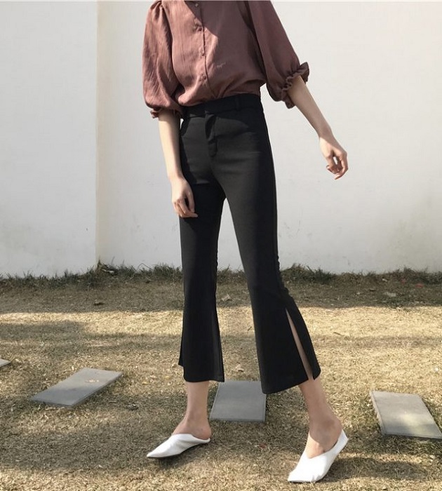 Quần ống loe phối với giày đế thấp