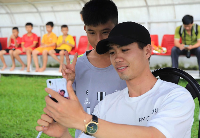 Hình ảnh Công Phượng gắn liền với những chiếc đồng hồ Daniel Wellington