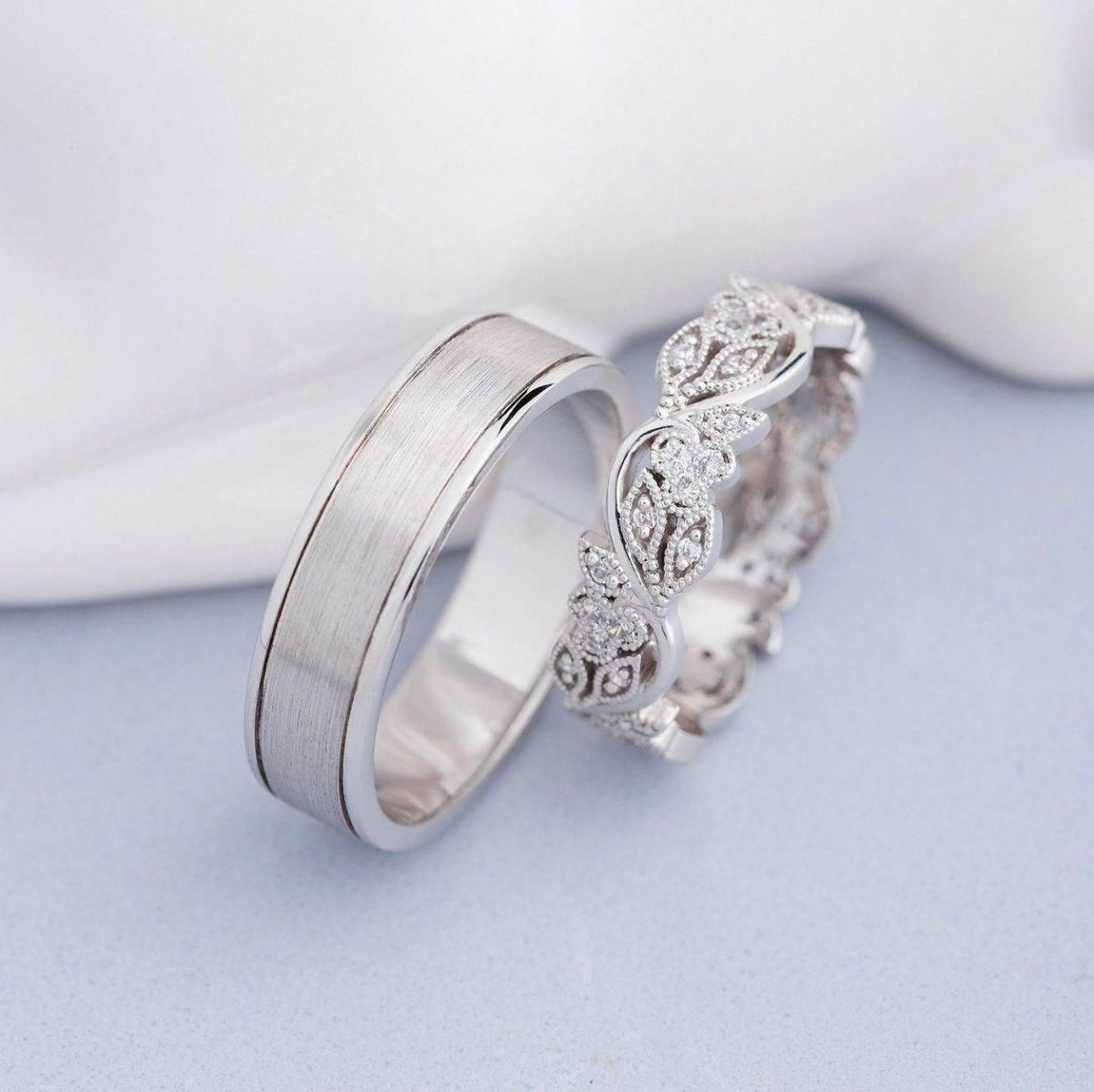 Màu sắc của nhẫn bạch kim là sắc trắng bạc