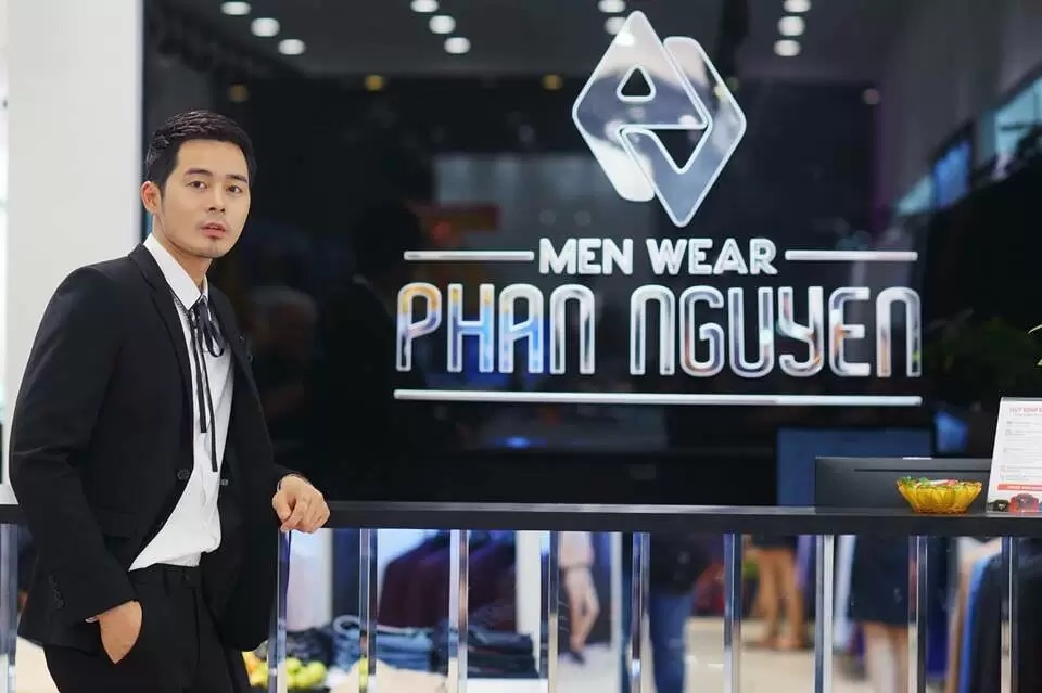 Phan Nguyễn ghi điểm với người tiêu dùng với thiết kế áo sơ mi tối giản, trẻ trung