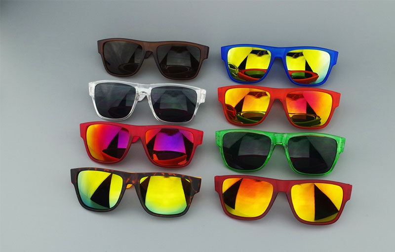 Các thấu kính của mắt kính cận tráng gương được làm bằng một kim loại không dẫn điện đặc biệt gọi là gương