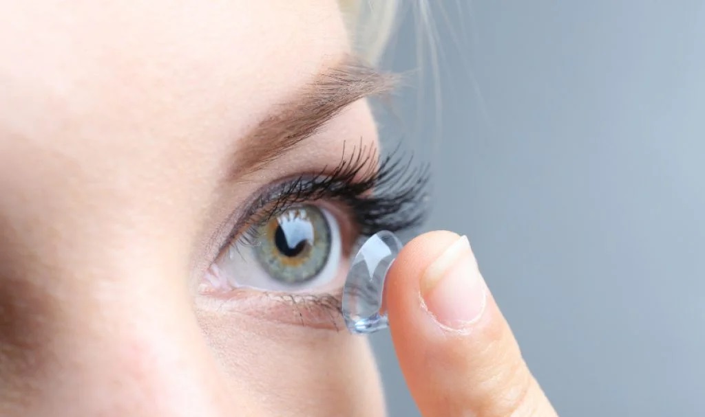 Lens cận là một thấu kính nhỏ dán trực tiếp lên mống mắt