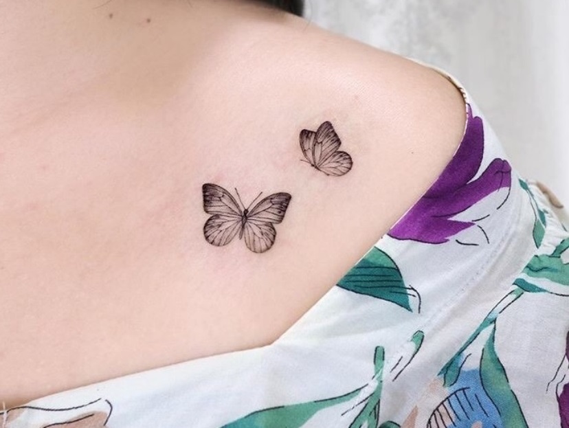 Schmetterlingstattoo auf der Schulter