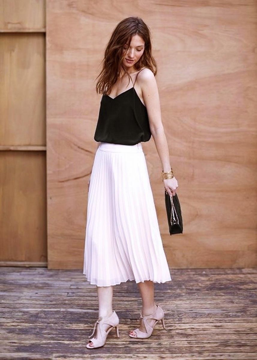 Chân váy xếp ly dài với áo 2 dây