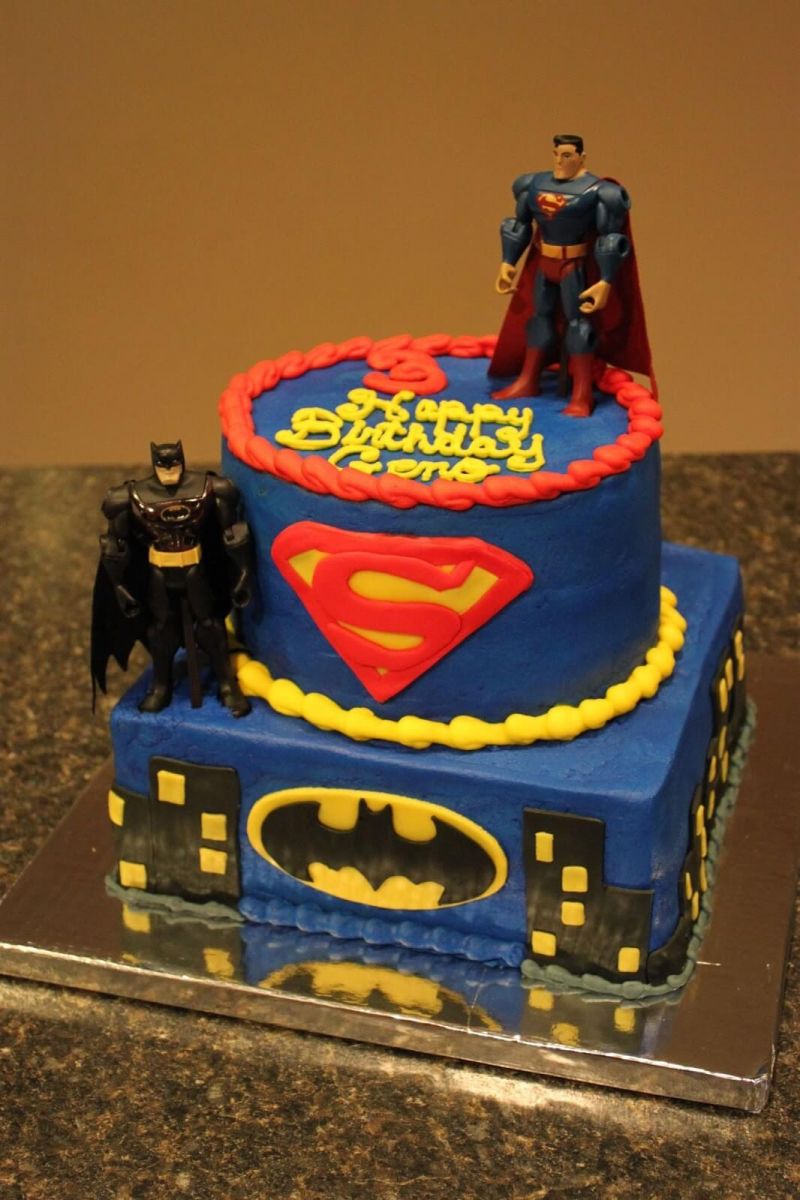 Bánh sinh nhật cho bé trai hình siêu anh hùng