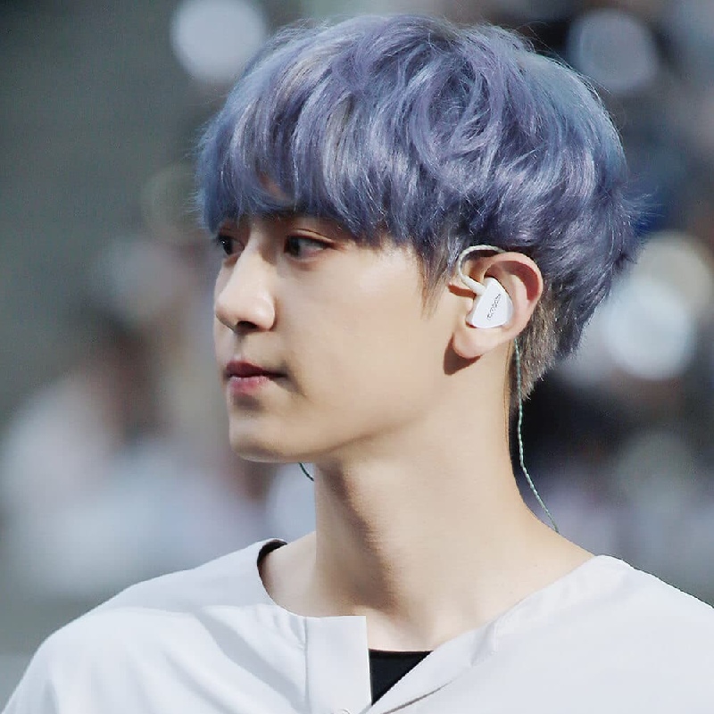 Màu khói xanh là màu phù hợp với những anh chàng có phong cách khác biệt