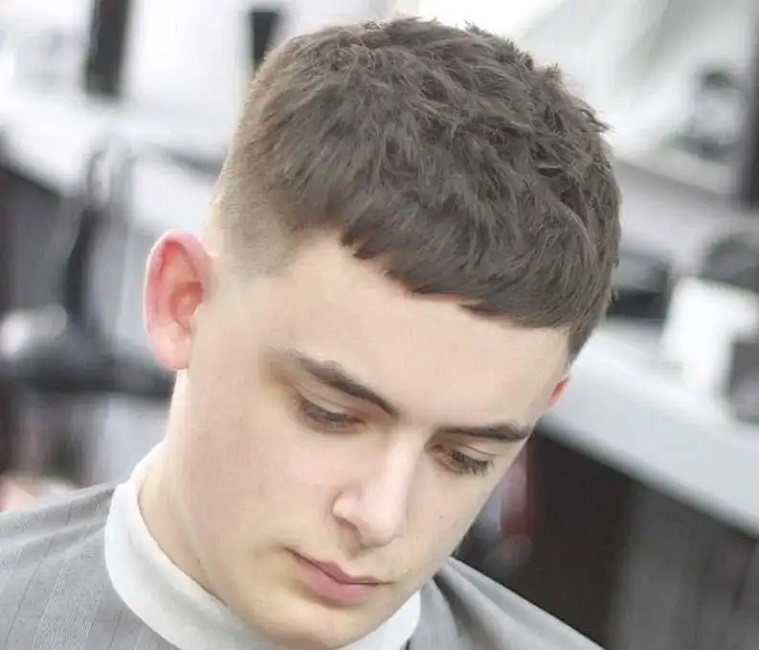 Nếu bạn đang tìm kiếm kiểu tóc Mohican mới và độc đáo cho nam giới của mình, hãy xem ngay hình ảnh về kiểu tóc Mohican ngắn nam. Kiểu tóc này rất phổ biến và dễ dàng tạo được sự ấn tượng cho người xem.