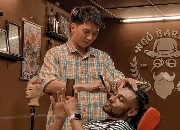 Ngố Barbershop là tiệm tóc nam với không gian cắt tóc cổ điển pha lẫn hiện đại