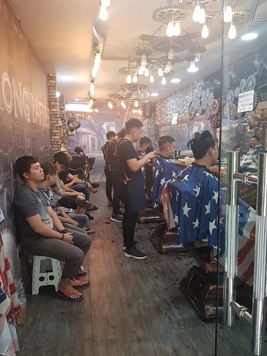 Vĩ Xương Barbershop là tiệm tóc nam nhỏ nhưng vô cùng đông khách
