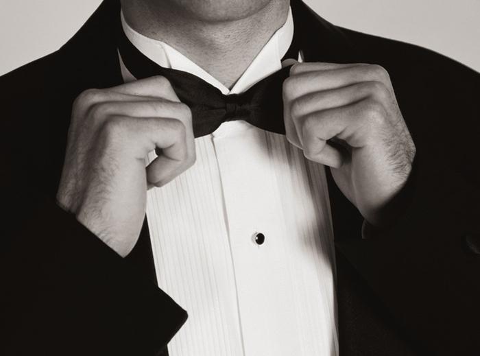Hãy nhớ luôn thắt cà vạt, đeo nơ hoặc cài áo khi diện trang phục Tuxedo