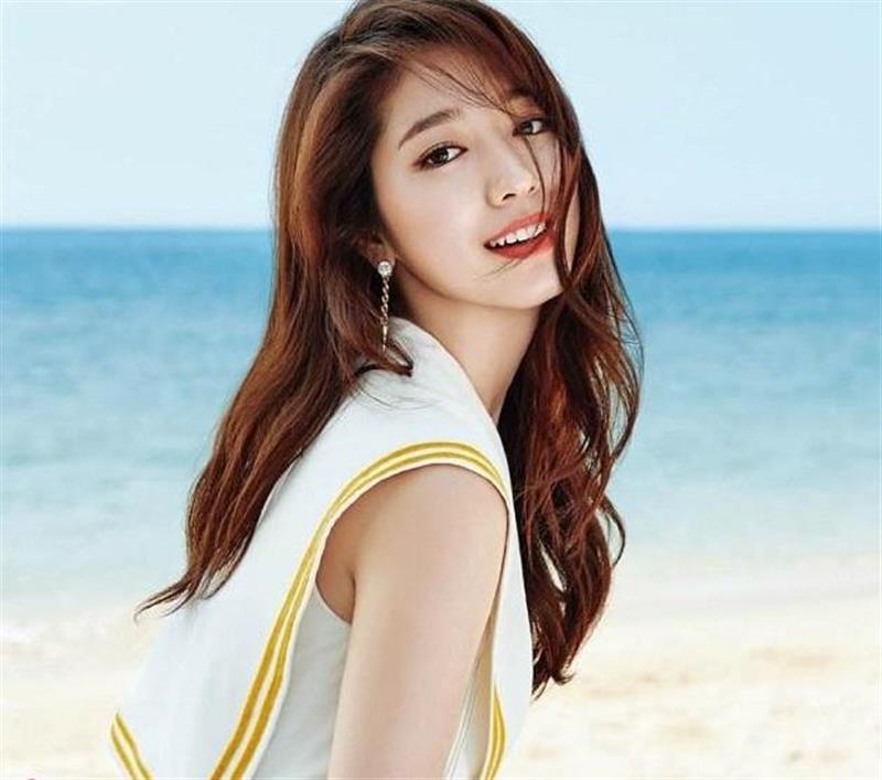 Kiểu tóc mái dài uốn xoăn phồng - thăng hạng nhan sắc cho nàng mặt tròn trán dài