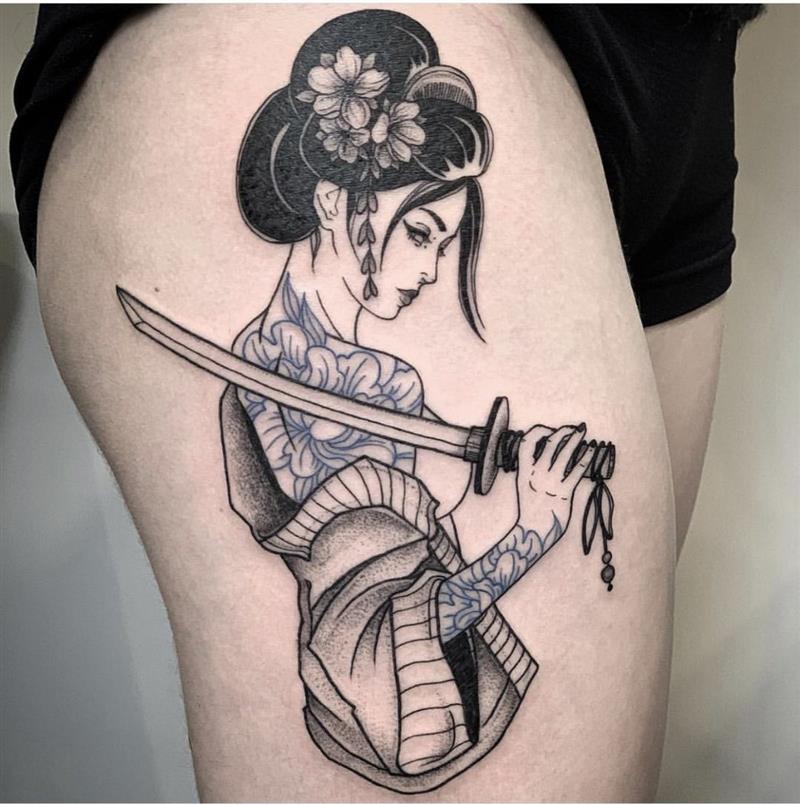 Hình xăm cô gái Nhật cầm kiếm