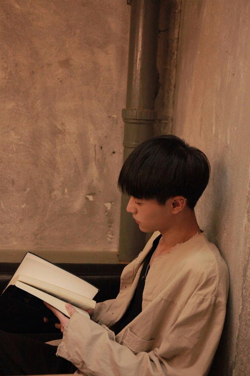 Ảnh trai đẹp che mặt đọc sách