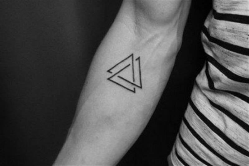 Hình xăm tam giác lồng ghép vào nhau