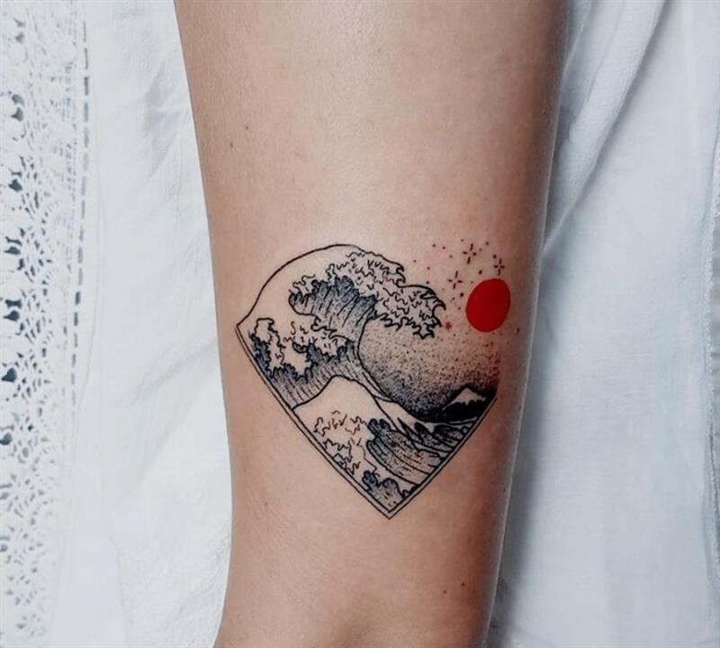 Hình xăm tam giác sóng biển