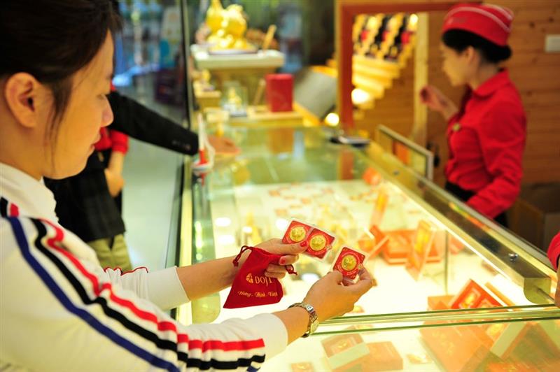 Nên mua USD hay mua vàng để tích lũy