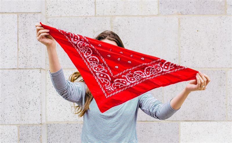 Cách buộc khăn Bandana trên đùi