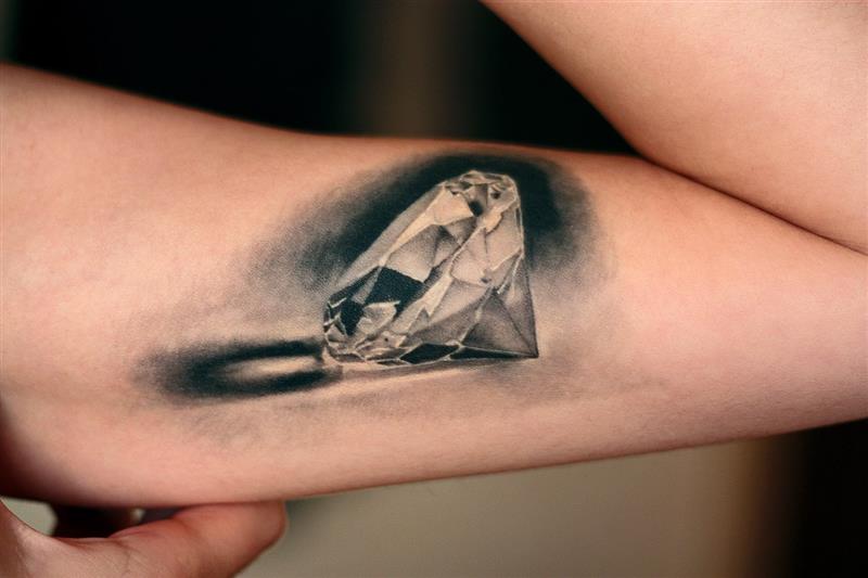 Hình xăm viên kim cương trên bắp tay