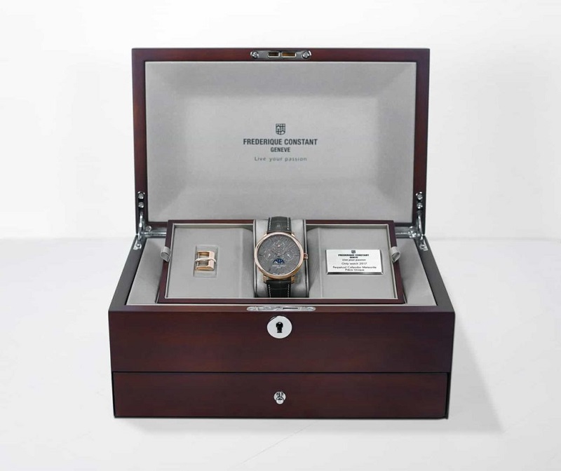 Nhận biết qua vỏ hộp, phụ kiện đi kèm